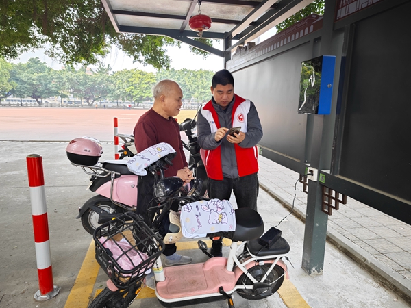 南塘社區(qū)聯(lián)合消防所、民警進行探討、駐點團隊落到實處、結(jié)對單位、志愿樓長到便民電動自行車充電站進行宣傳介紹及示范使用方法 (1)_副本.jpg