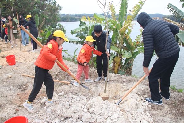 臺城街道社區(qū)公益學堂“綠美小先鋒”植樹活動 (4)_副本.jpg